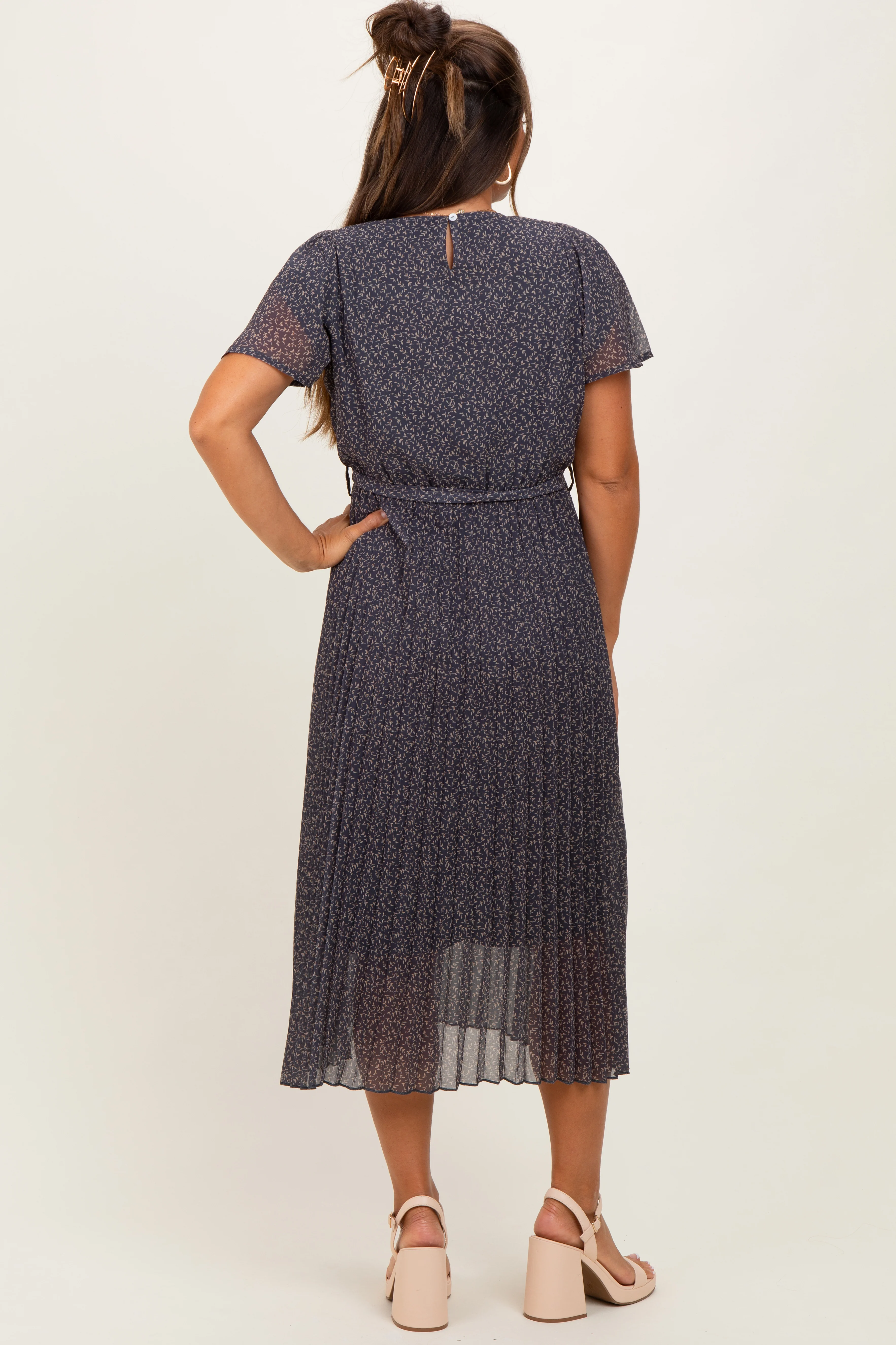 Grey Leaf Print Pleated Maternity Midi Dress - Image 4