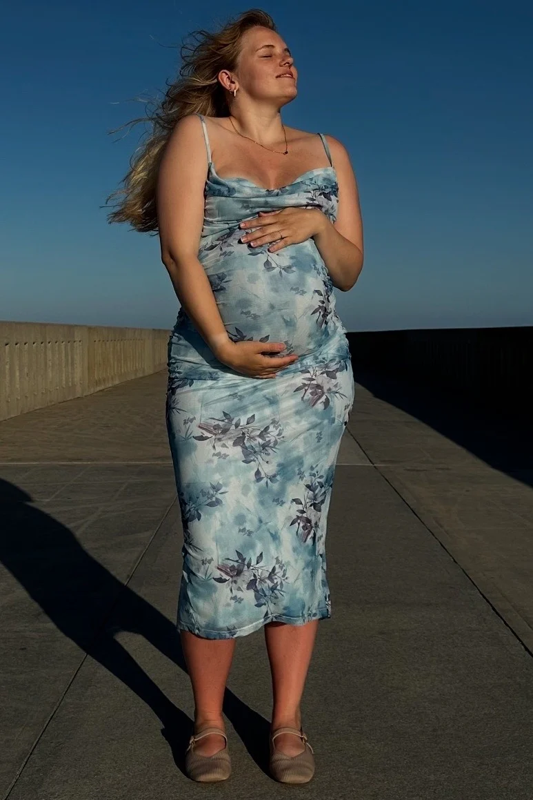 Light Blue Floral Ruched Low Tie Back Maternity Midi Dress - Image 5