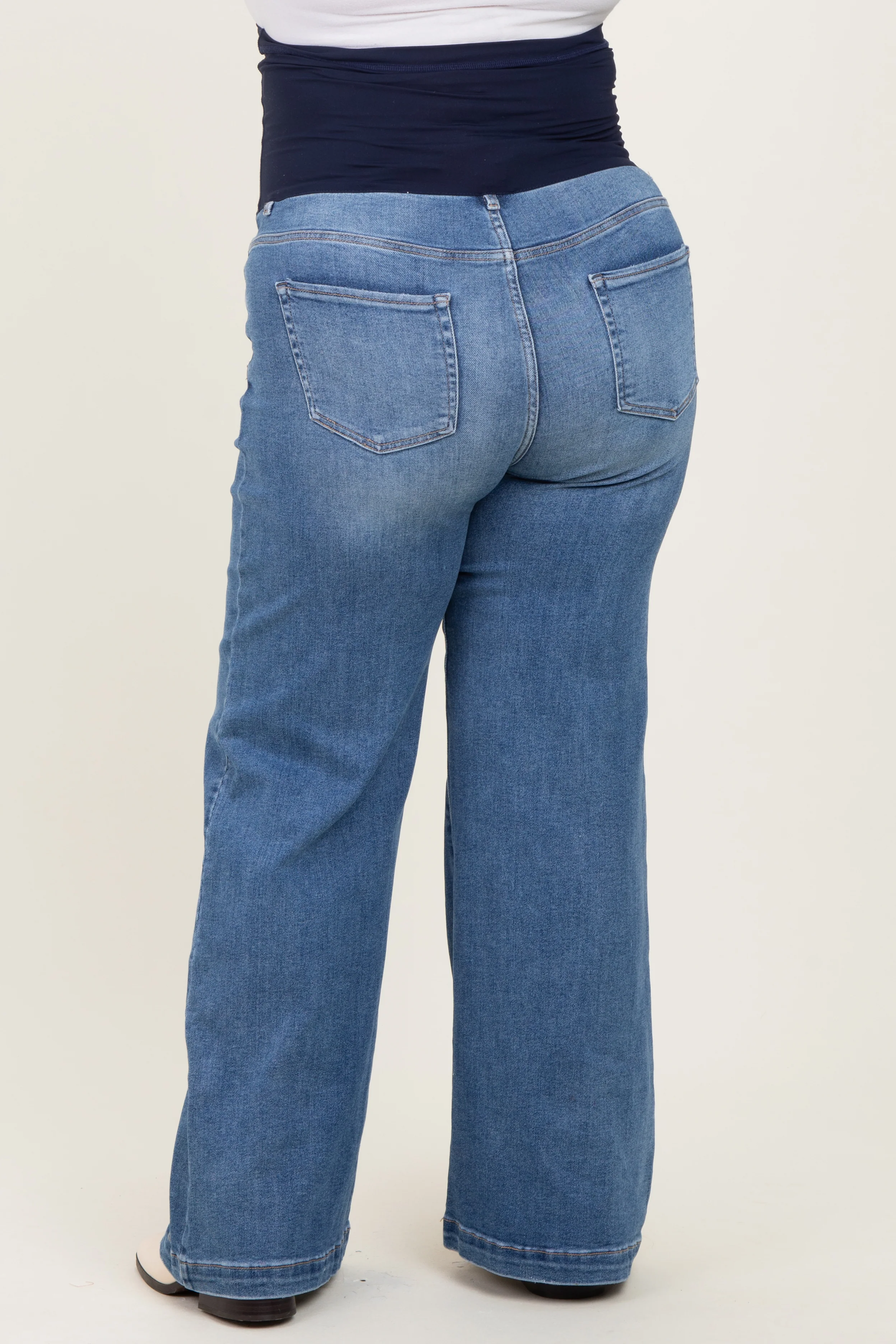 Light Blue Vintage Wash Wide Leg Maternity Plus Jeans - Image 5