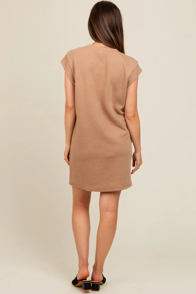 Mocha Front Pocket Line Textured Short Sleeve Maternity Dress - Image 4